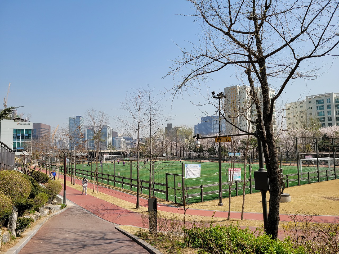 不仅有助于 不仅有助于